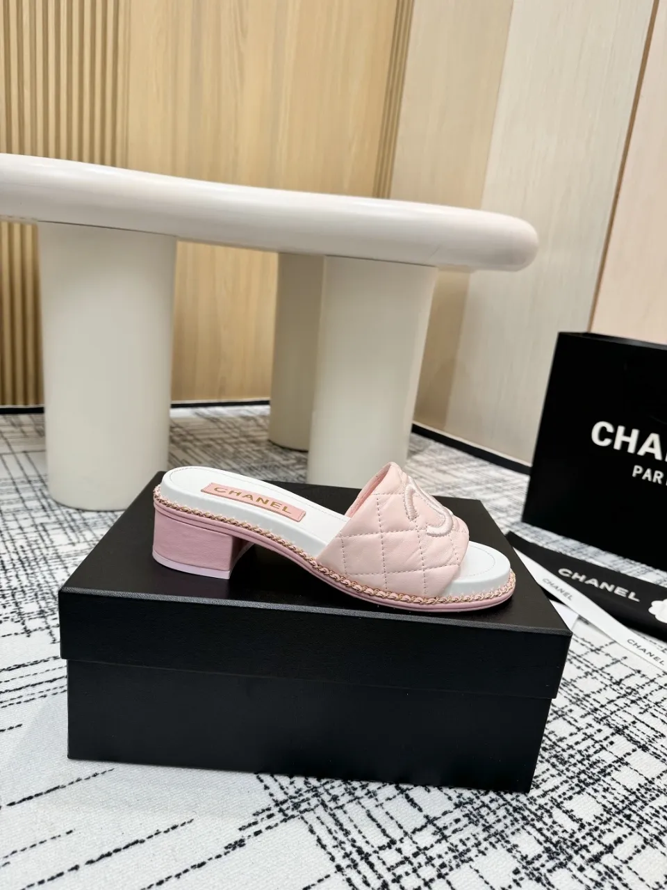 👟👟Ex-factory price 480👟👟 Top version Chanel Chanel - 2025 spring model, counter top double C sandals, this classic design; the extraordinary double C incorporates a variety of color elements... The diversified mix and match is very beautiful and versatile, very light on the foot, comfortable, super delicate and elegant, and can be used outdoors... ꫛꫀꪝ Go➫ Material: ❶Upper made of: Original imported sheepskin ❷Inner lining: Original sheepskin lining ❸Outsole based on: Original Italian genuine leather outsole Counter boutique packaging complete set for women 35–40 (customized for 41) 3 colors available (black, white, pink)
